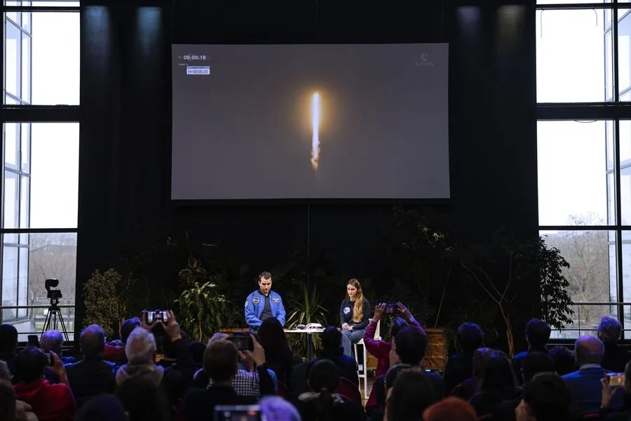 Visitantes observan la transmisión del lanzamiento de la misión Crew 12 de la NASA SpaceX
