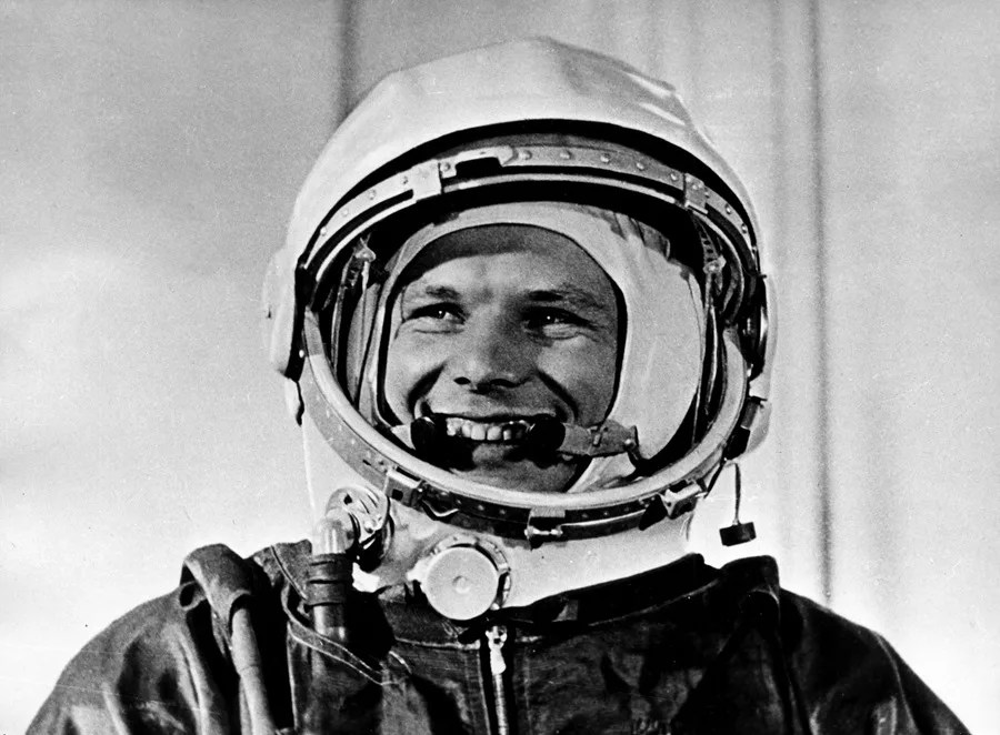 El atronauta ruso Yuri Gagarin se muestra feliz a su regreso a la Tierra tras permanecer más de una hora fuera de  la atmósfera terrestre a bordo de la nave "Vostok", su hazaña le convierte en el primer hombre que viaja al espacio.