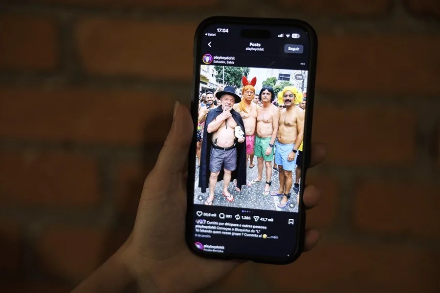 Una persona sostiene un teléfono que muestra una imagen generada por inteligencia artificial con mandatarios políticos internacionales