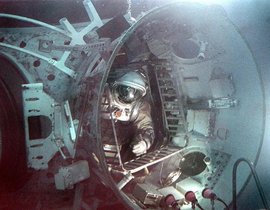 Un cosmonauta con traje espacial es iluminado por focos durante una sesión de trabajo mientras intenta encontrar la mejor manera de reparar un accidente mientras practica con una maqueta a tamaño real del módulo de la estación espacial rusa MIR en una enorme piscina en el centro espacial de la Ciudad de las Estrellas, Moscú, Rusia, el 4 de julio de 1997