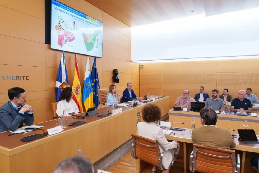 rss-efe2f64d2dcd8e648d20ea70bf10d5699fd81c9f35dw-1024x683-1 GRAFCAN451. SANTA CRUZ DE TENERIFE (ESPAÑA), 23/02/2026.- La presidenta del Cabildo de Tenerife, Rosa Dávila (c), durante la reunión con los representantes de los ayuntamientos de la isla para informar sobre la reciente reunión del Plan Especial de Protección Civil ante Riesgo Volcánico, ante los enjambres sísmicos que se están registrando en el Teide. EFE/Ramón de la Rocha