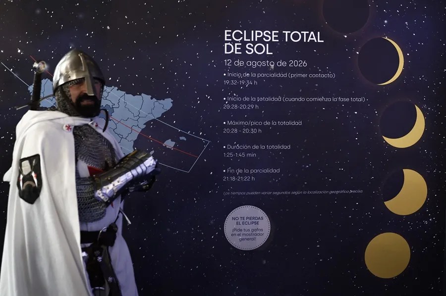 Cartel informativo del eclipse total de sol que tendrá lugar el 12 de agosto de 2026 en la Feria Internacional de Turismo Fitur 2026.