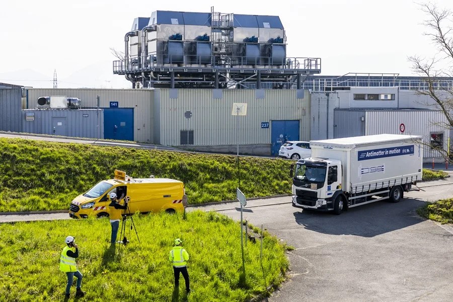 Viaje del camión donde el CERN transporta antimateria en Ginebra.