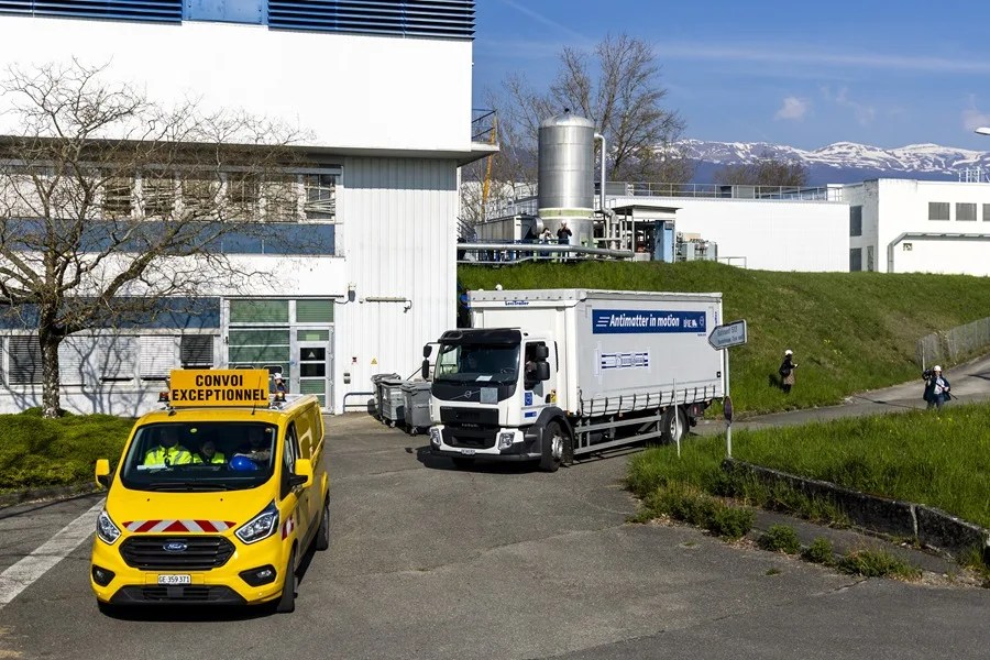 Viaje del camión donde el CERN transporta antimateria en Ginebra.