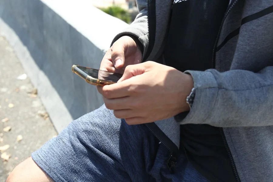Una persona mira el teléfono móvil.