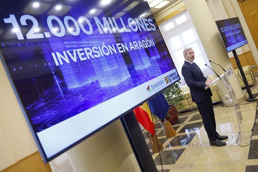 Jorge Azcón (i) durante la presentación del proyecto "Búfalo", que supondrá la construcción de tres centros de datos en las localidades zaragozanas de Alfamén, Botorrita y Magallón con la previsión de que las obras puedan comenzar entre 2028 y 2029