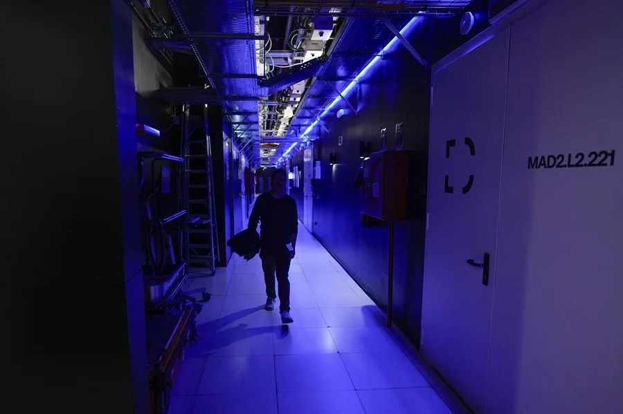 Asistentes aprovechan la jornada de puertas abiertas para visitar el data center de Digital Realty en Madrid, con motivo del Día Internacional del Centro de Datos.