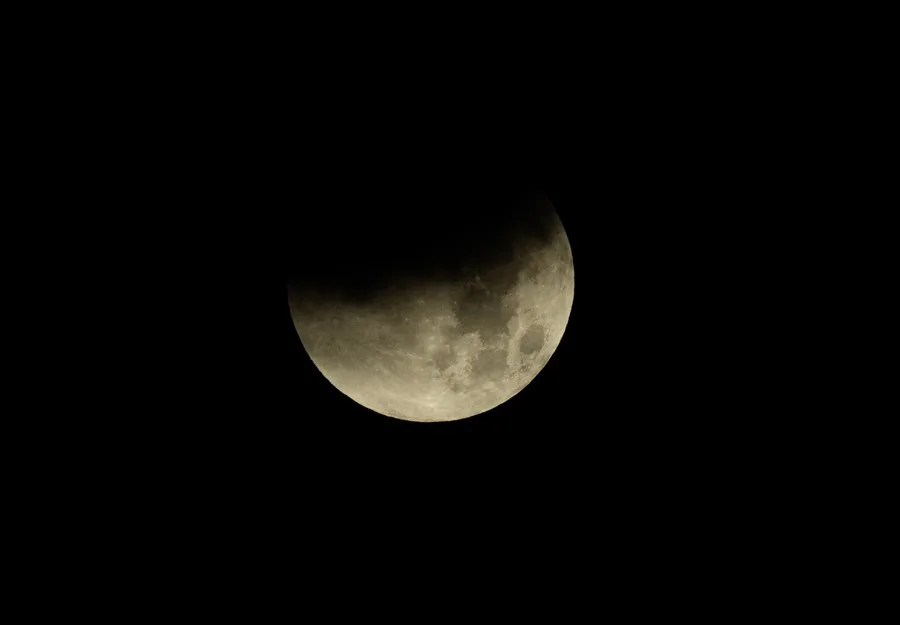 Evolución del eclipse total de luna este martes en Santo Domingo (República Dominicana).