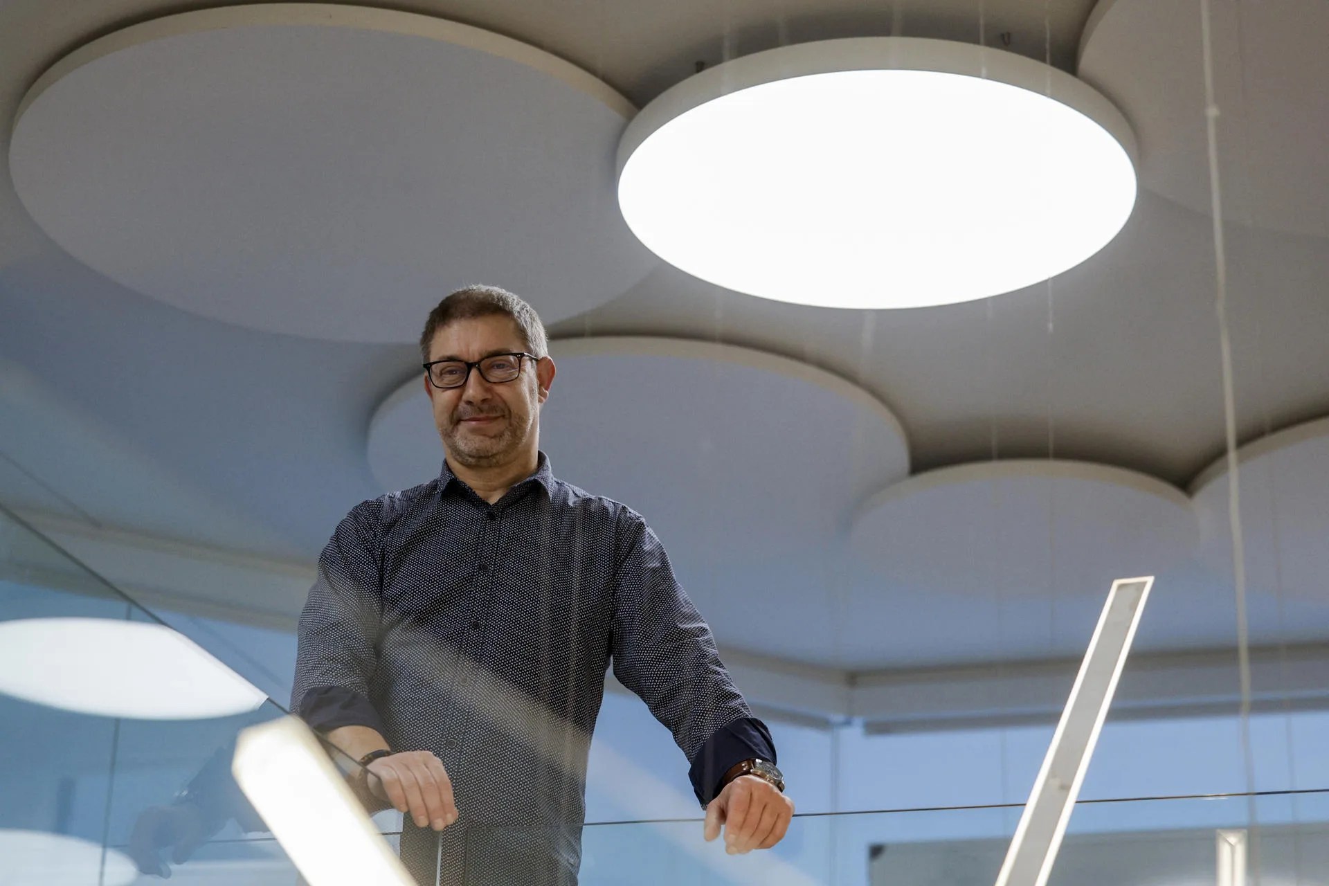 GRAFCVA2810. VALENCIA, 17/03/2026.- Fernando Pérez Borrajo, el director corporativo de Aunoa IA, la empresa valenciana creadora del asistente digital Amparito, un Whatsapp que se añade a los contactos del móvil y, gracias a la IA, permite conocer las Fallas de València como una guía turística para disfrutar de la fiesta de forma divertida y en cualquier idioma europeo. EFE/Kai Försterling