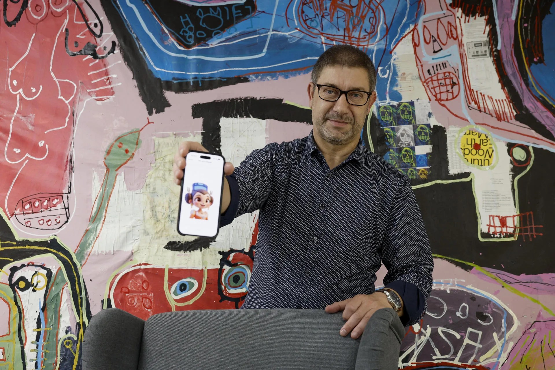 GRAFCVA2809. VALENCIA, 17/03/2026.- Fernando Pérez Borrajo, el director corporativo de Aunoa IA, la empresa valenciana creadora del asistente digital Amparito, un Whatsapp que se añade a los contactos del móvil y, gracias a la IA, permite conocer las Fallas de València como una guía turística para disfrutar de la fiesta de forma divertida y en cualquier idioma europeo. EFE/Kai Försterling